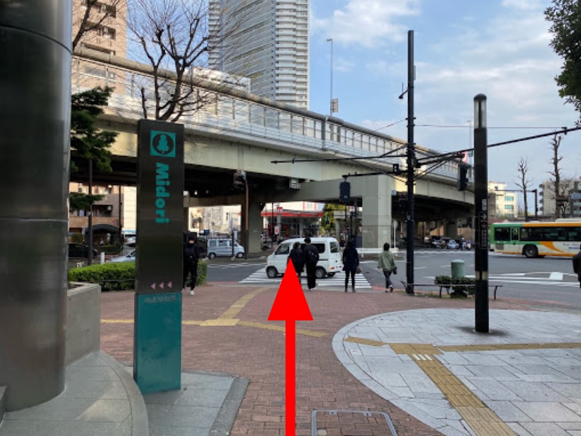 Go ahead about 400m, then pass through the pedestrian crossing toward the gas station (Idemitsu Ikebukuro SS), turn left, and continuously go straight along the highway.