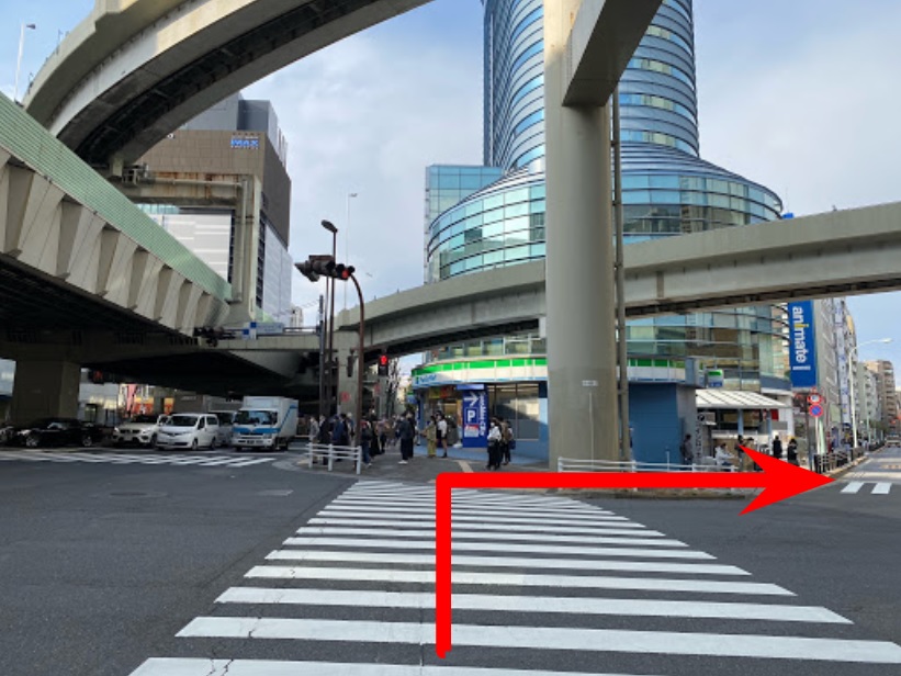 After about 230m, pass through the pedestrian crossing forward to Family Mart (Sunshine West Store). <br />
In the right front of Family Mart, pass through the pedestrian crossing that is under the elevated road, then go straight.