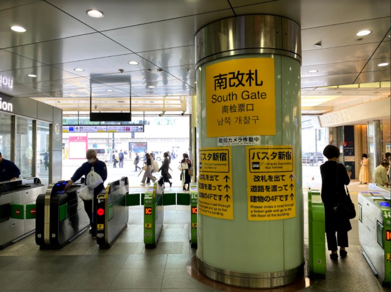  Exit the South Ticket Gate at JR Shinjuku Station and go straight.