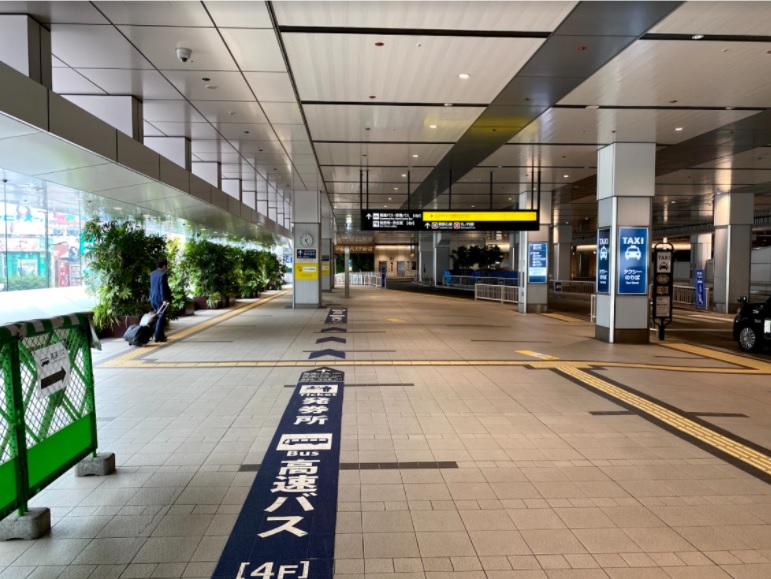 Take the escalator and you will arrive at the taxi stand on the 3rd floor of Shinjuku Expressway Bus Terminal.<br />
Follow the blue arrow that says (Highway Bus (4F)) on the floor. 