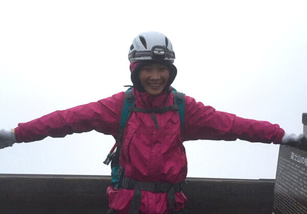 興自己達成了目標，登上日本最高峰。