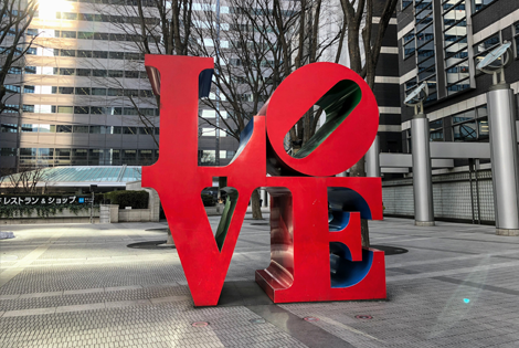 Bức tượng LOVE ở Shinjuku
